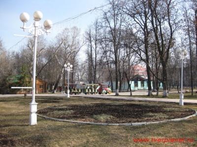 Горсад. На заднем плане детский паровозик